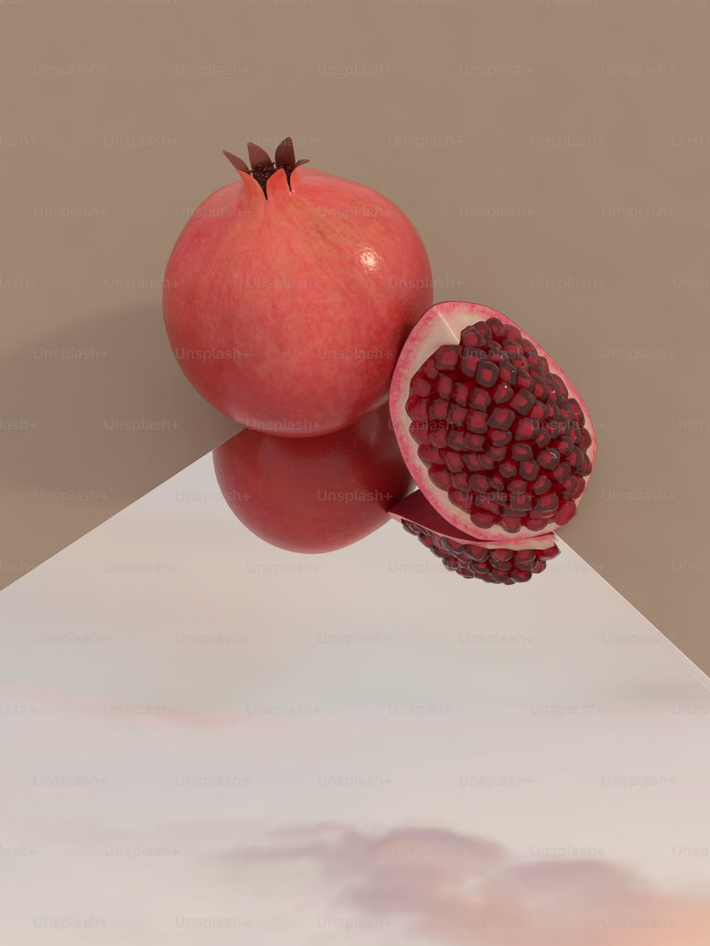 테이블에 석류와 과일 조각