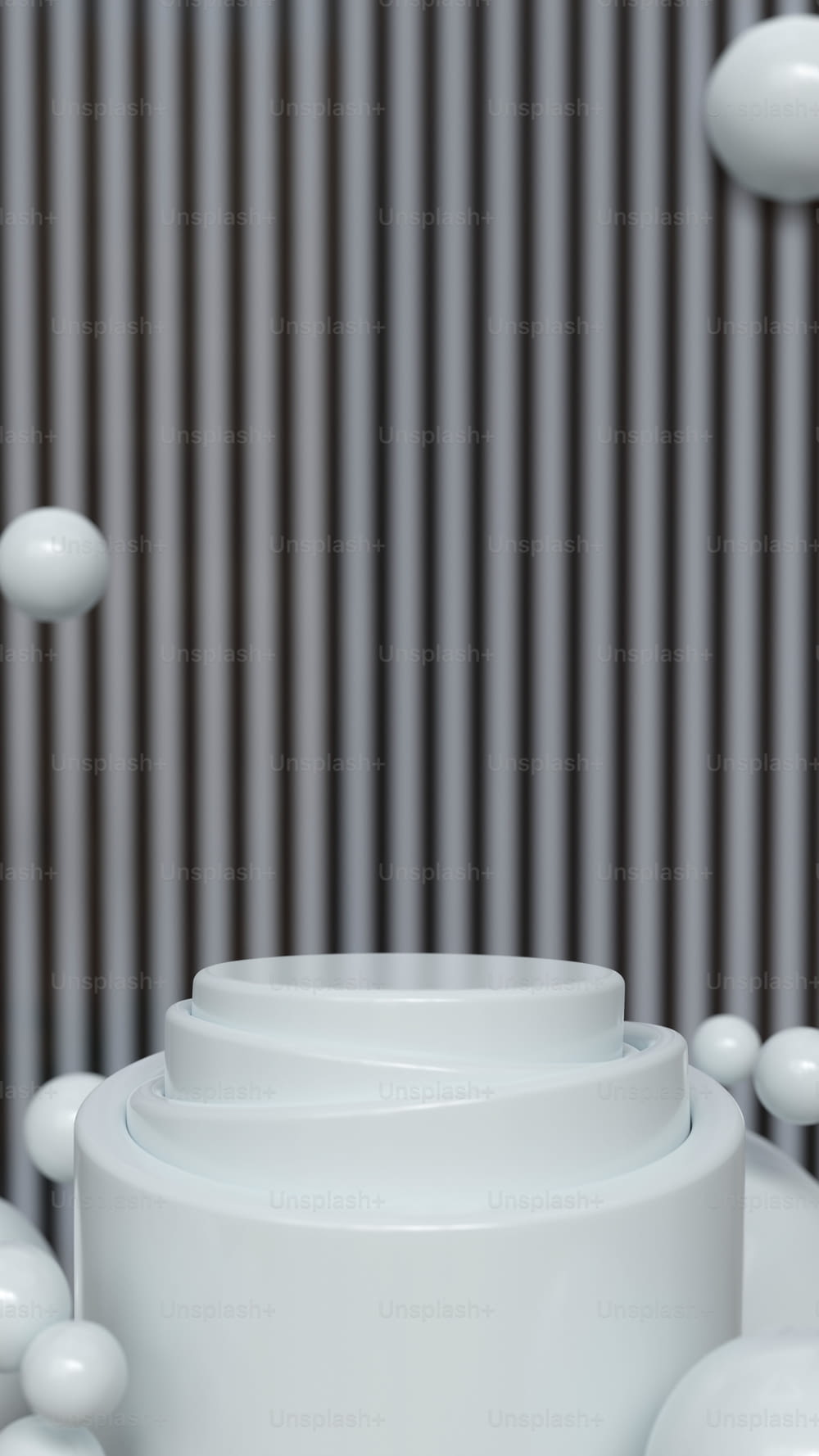Una pila de platos blancos sentados encima de una mesa