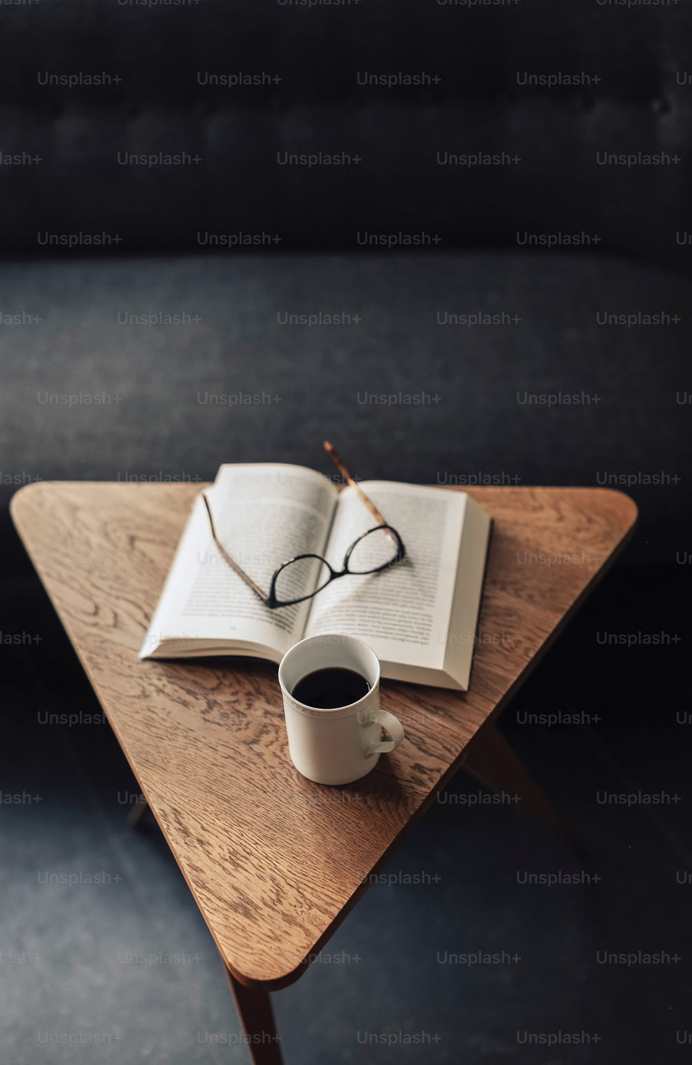 책과 커피 한 잔이 있는 테이블
