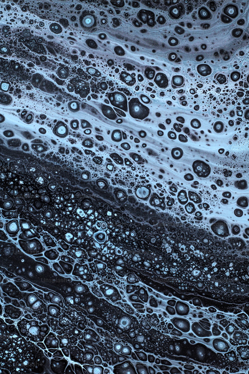 ein Schwarz-Weiß-Foto von Wasserblasen
