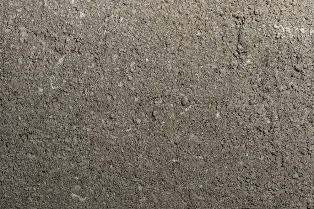 un gros plan d’une surface en terre battue avec de petites roches