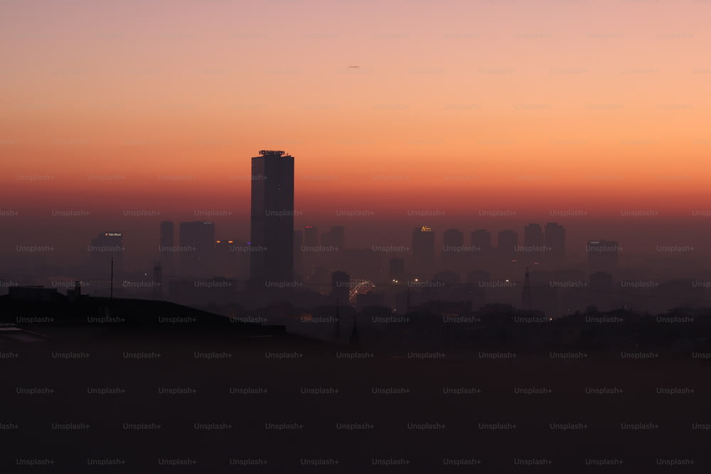 uma vista de um horizonte da cidade ao pôr do sol