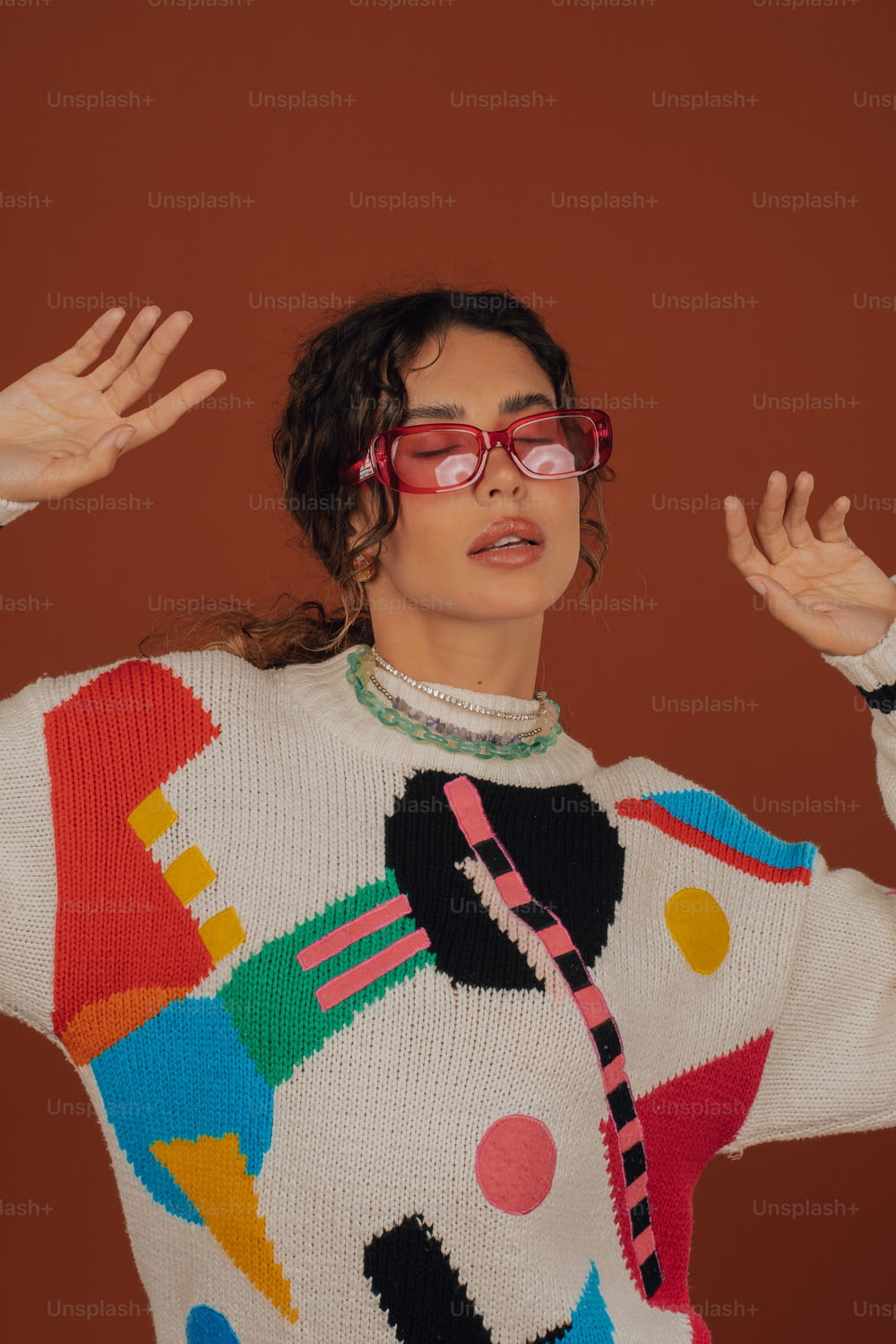 una donna che indossa un maglione colorato e occhiali
