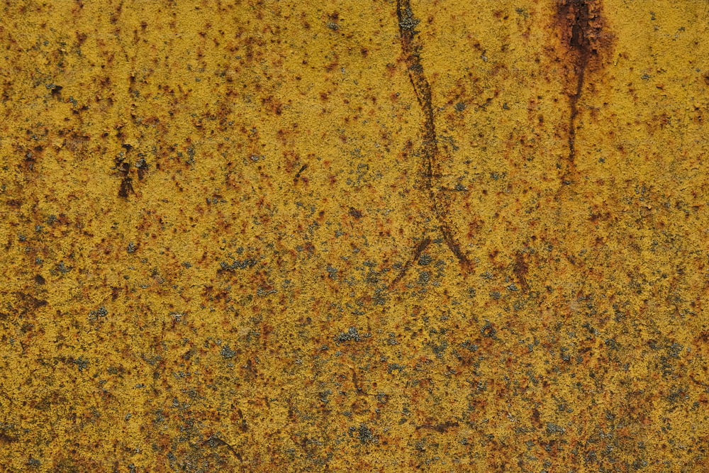 un primer plano de una superficie metálica oxidada