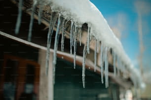 I ghiaccioli sono appesi al tetto di una casa