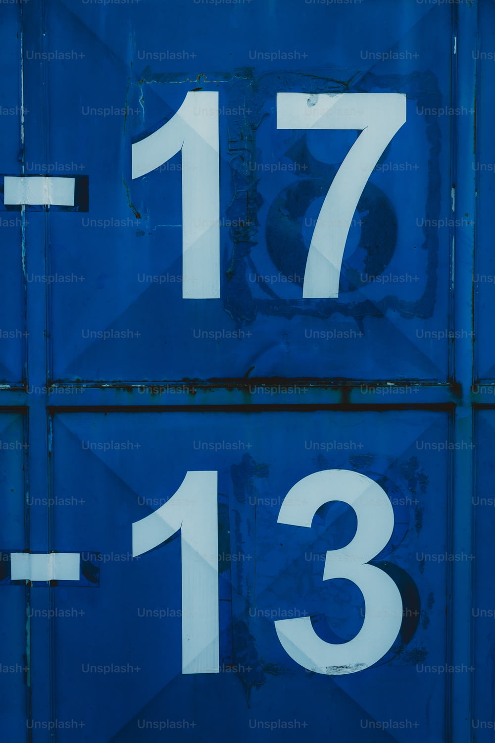 a close up of the numbers on a train car