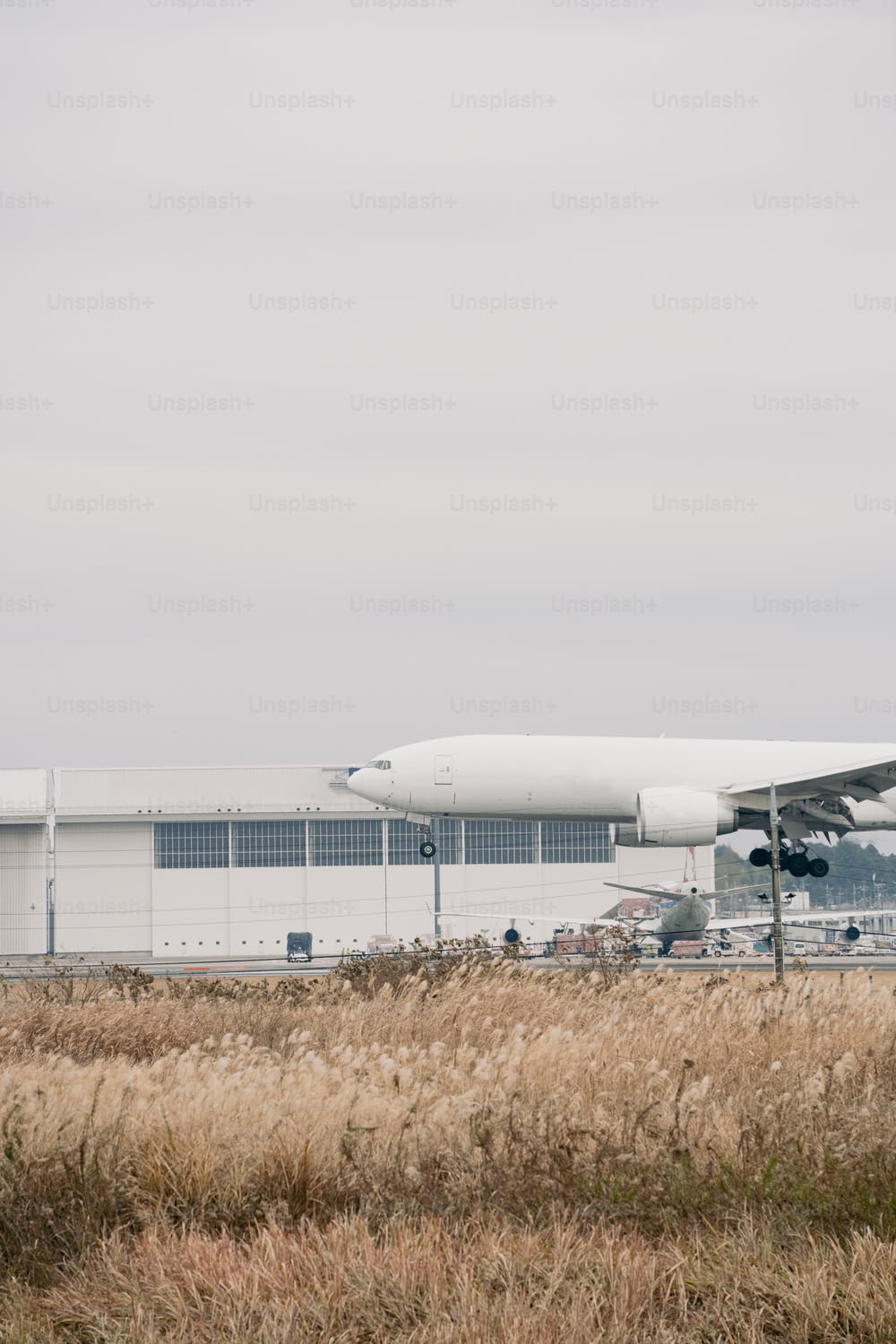 un gros avion de ligne assis au sommet d’une piste d’aéroport