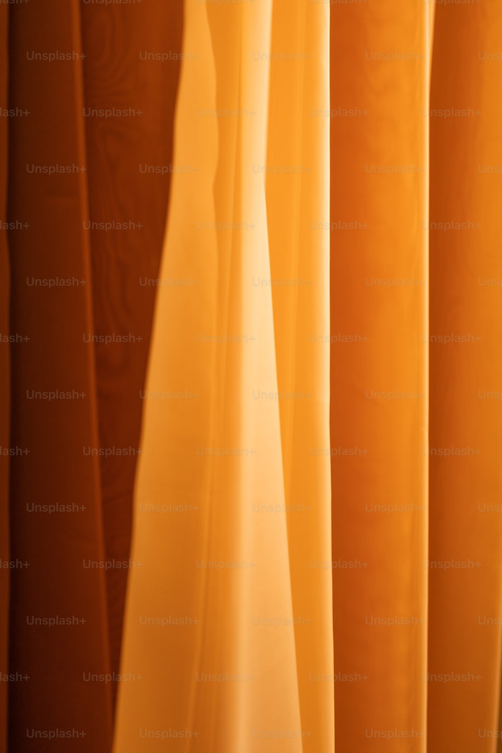 um close up de uma cortina com um fundo amarelo