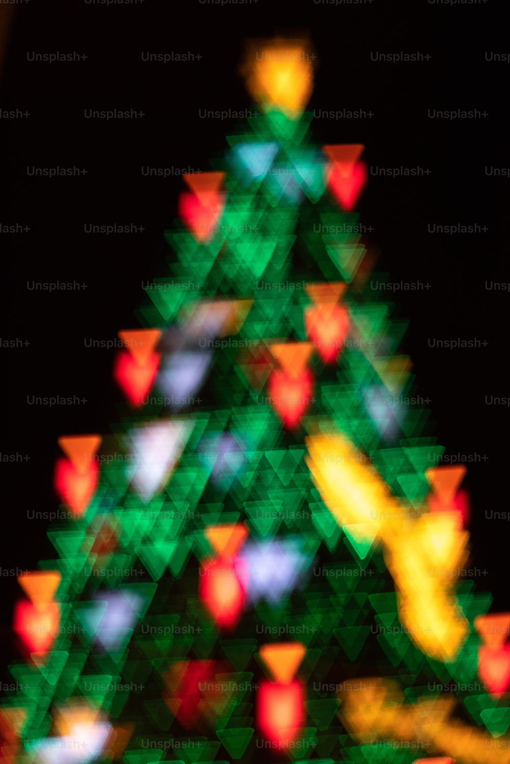 a blurry picture of a lit up christmas tree