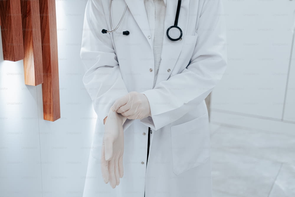 un médecin portant une blouse blanche et des gants blancs