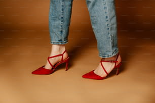 Die Beine einer Frau tragen rote High Heels