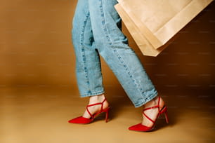 Eine Frau in High Heels hält eine Einkaufstasche