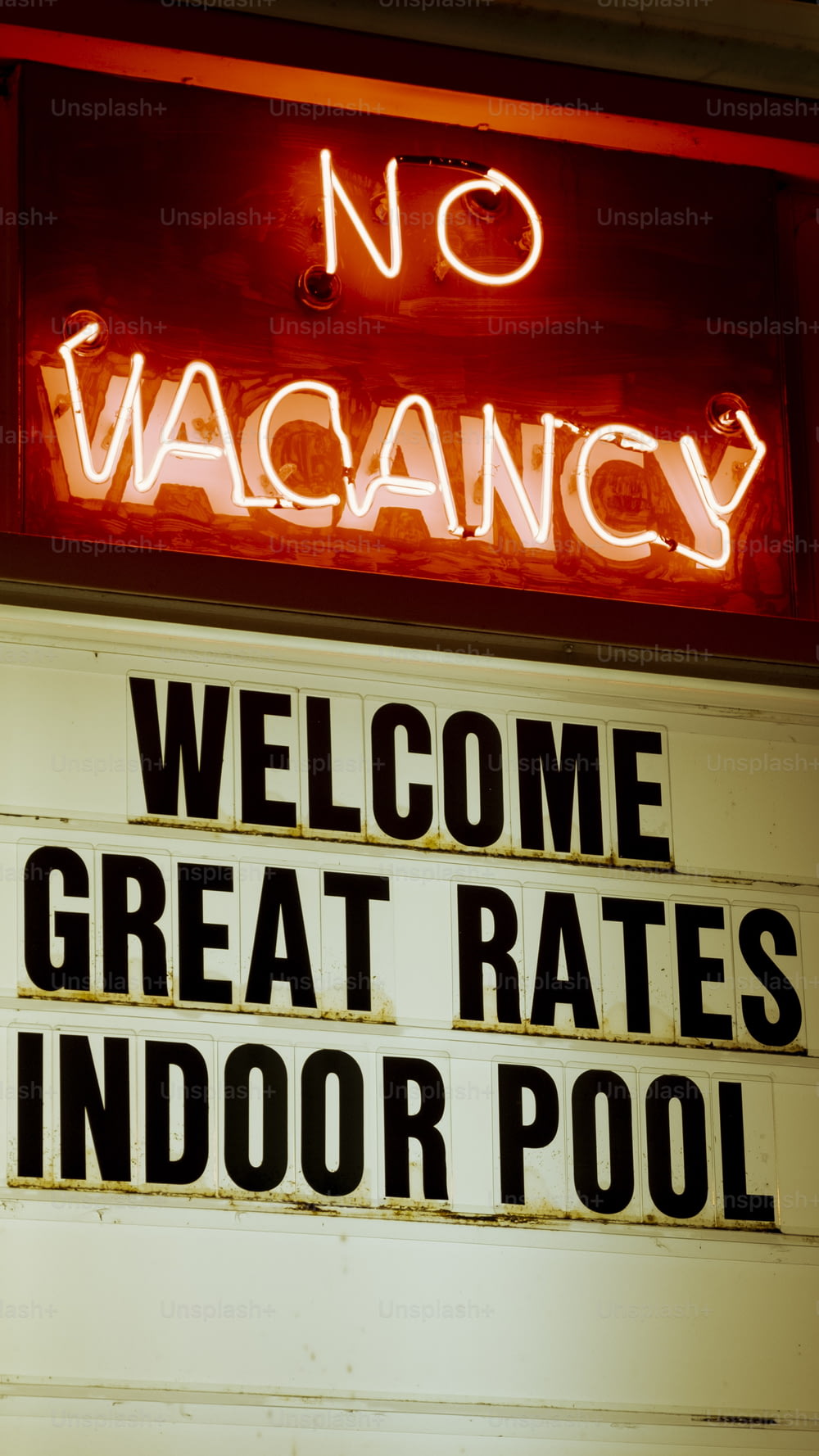 空室なしというネオンサインは、素晴らしい料金の屋内プールを歓迎します