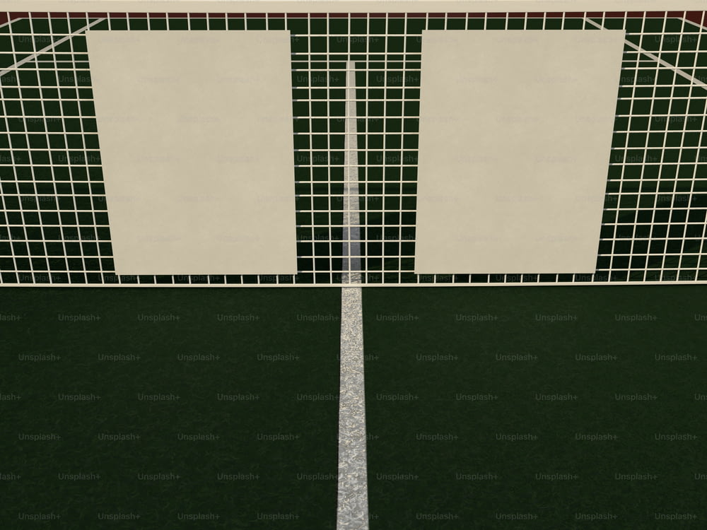 un campo da tennis con due racchette da tennis su di esso