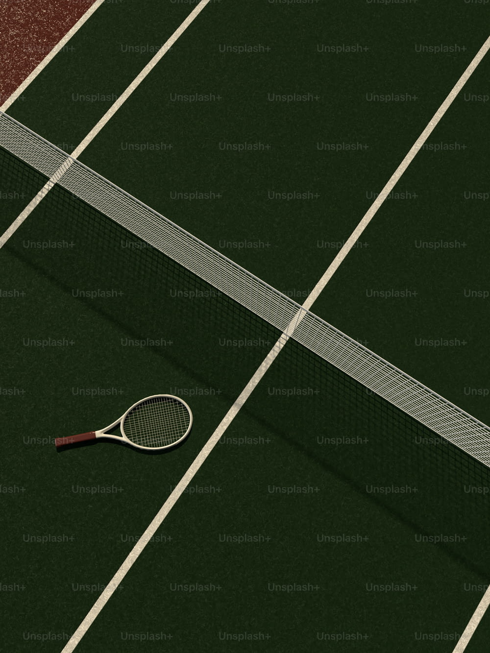 una racchetta da tennis e una palla su un campo da tennis