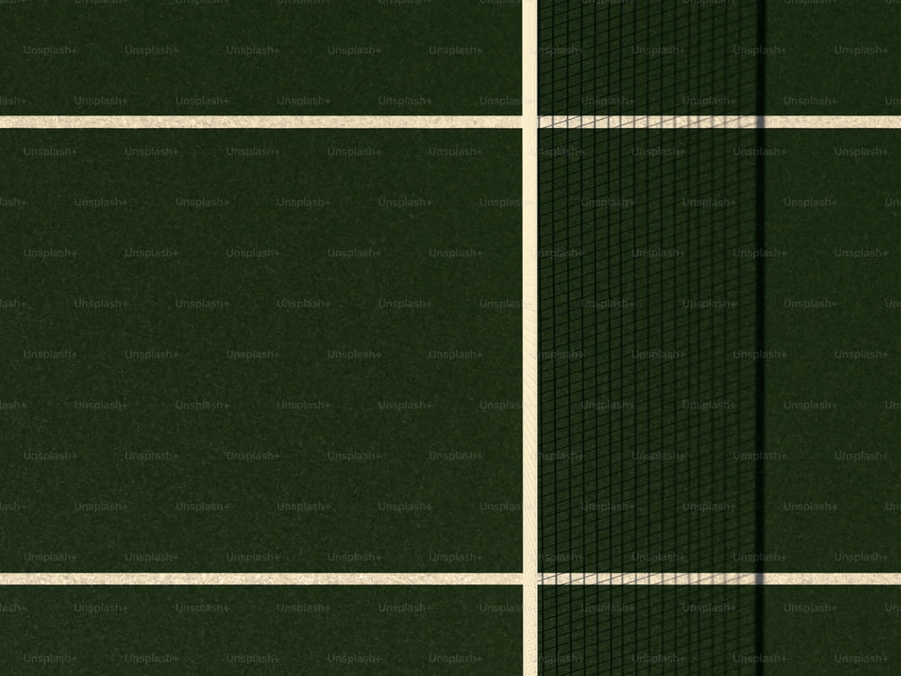 Un primer plano de una cancha de tenis con una red