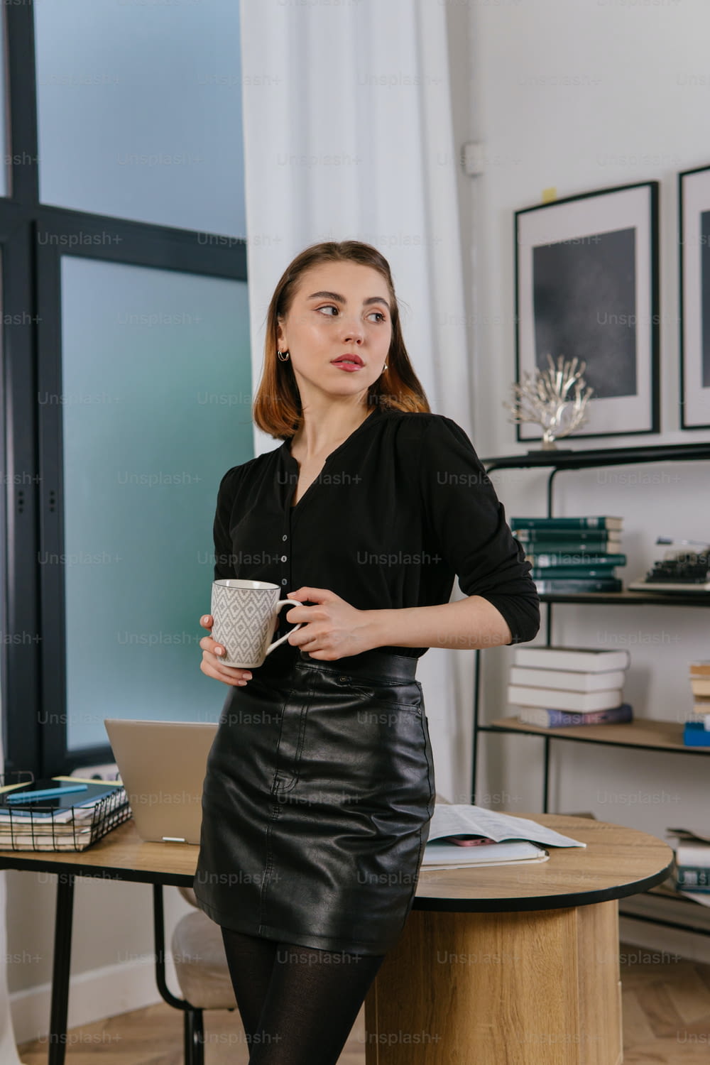 Une femme assise à un bureau avec une tasse de café