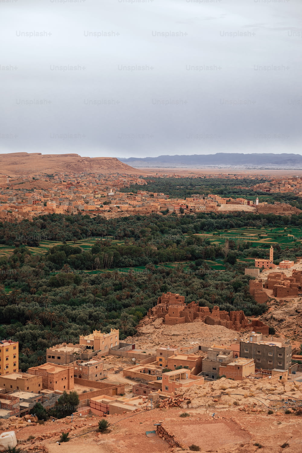 Blick auf ein kleines Dorf mitten in der Wüste