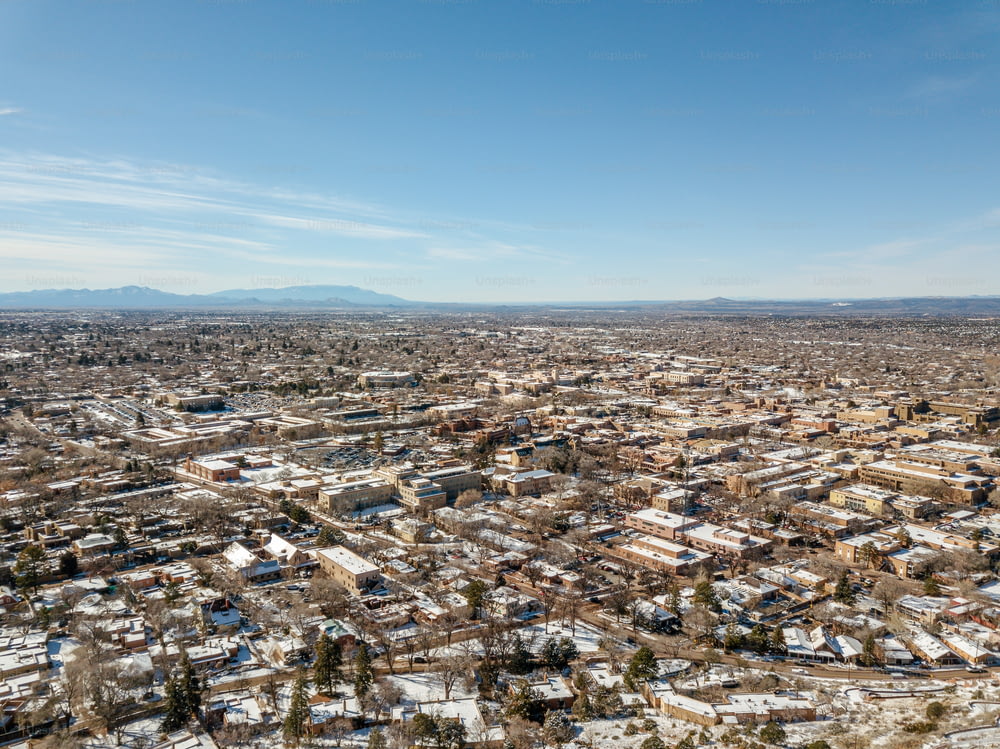 Une vue aérienne d’une ville avec de la neige au sol