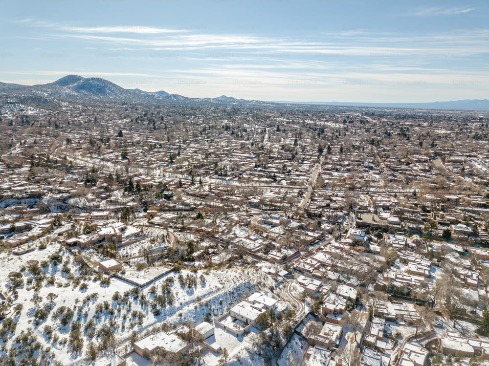 Une vue aérienne d’une ville en hiver