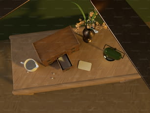un tavolo di legno con un vaso di fiori e altri oggetti su di esso