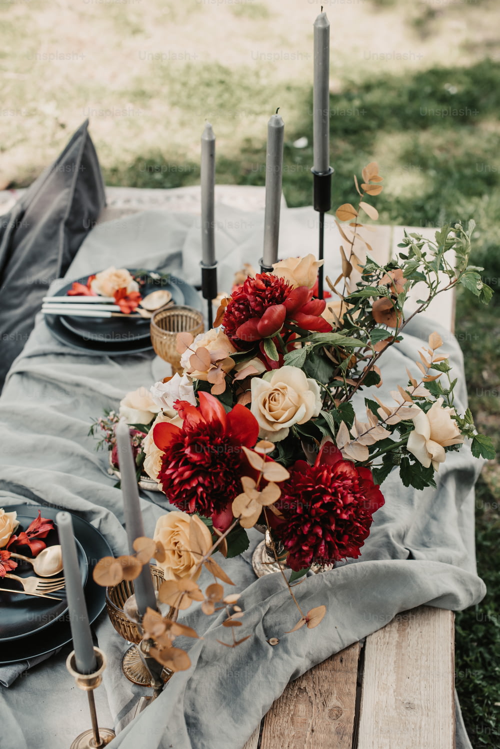 花とキャンドルをトッピングした木製のテーブル