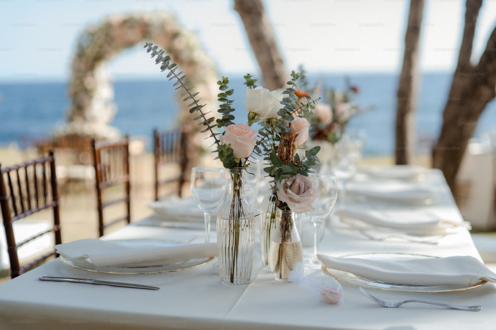 꽃병에 꽃이있는 결혼식을위한 테이블 세트