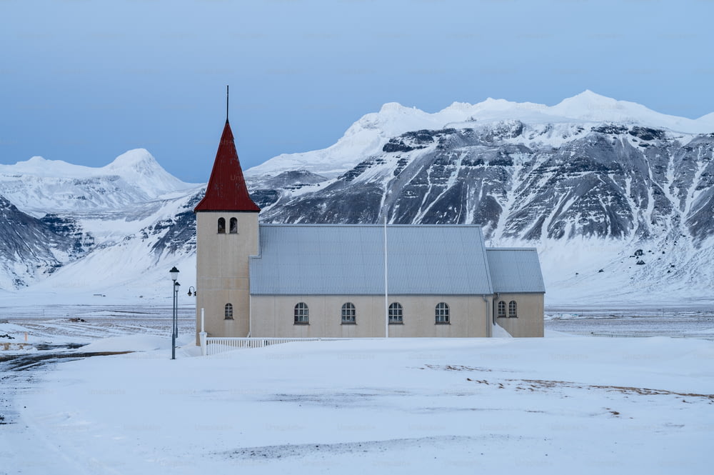Eine Kirche inmitten eines verschneiten Feldes