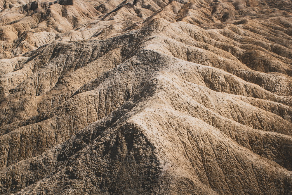 une vue aérienne d’une chaîne de montagnes avec vue à vol d’oiseau