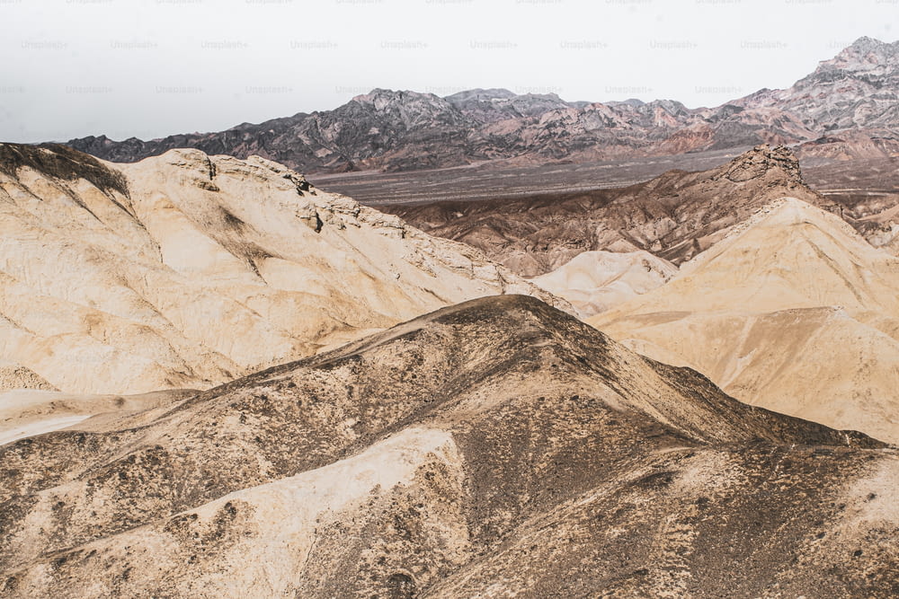 Une vue d’une chaîne de montagnes dans le désert