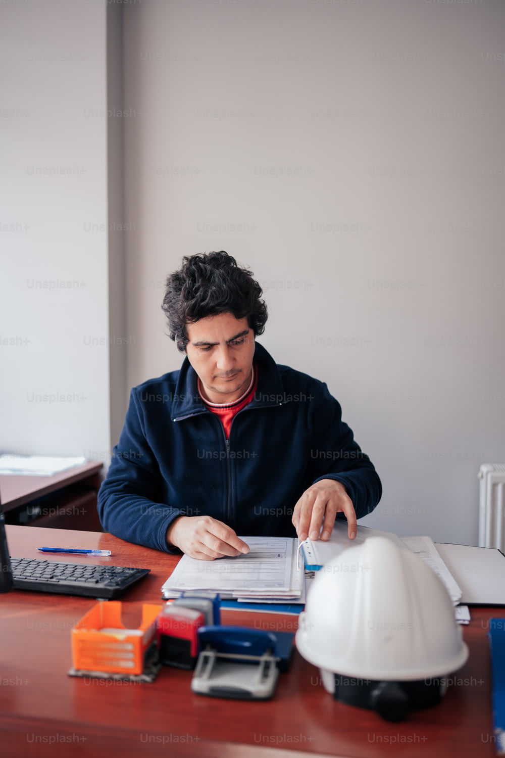Un hombre sentado en un escritorio trabajando en un proyecto