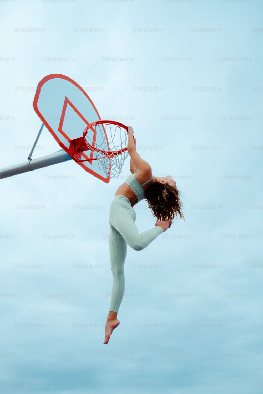Eine Frau springt in die Luft, um einen Basketball zu tauchen