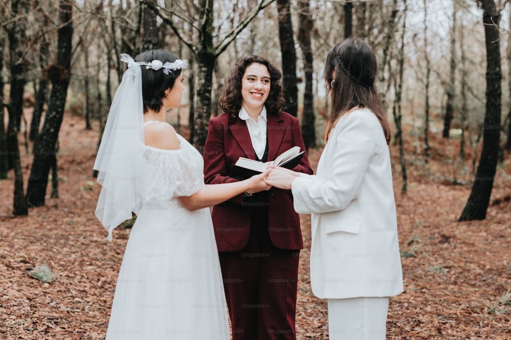 uma noiva e um noivo trocando votos na floresta