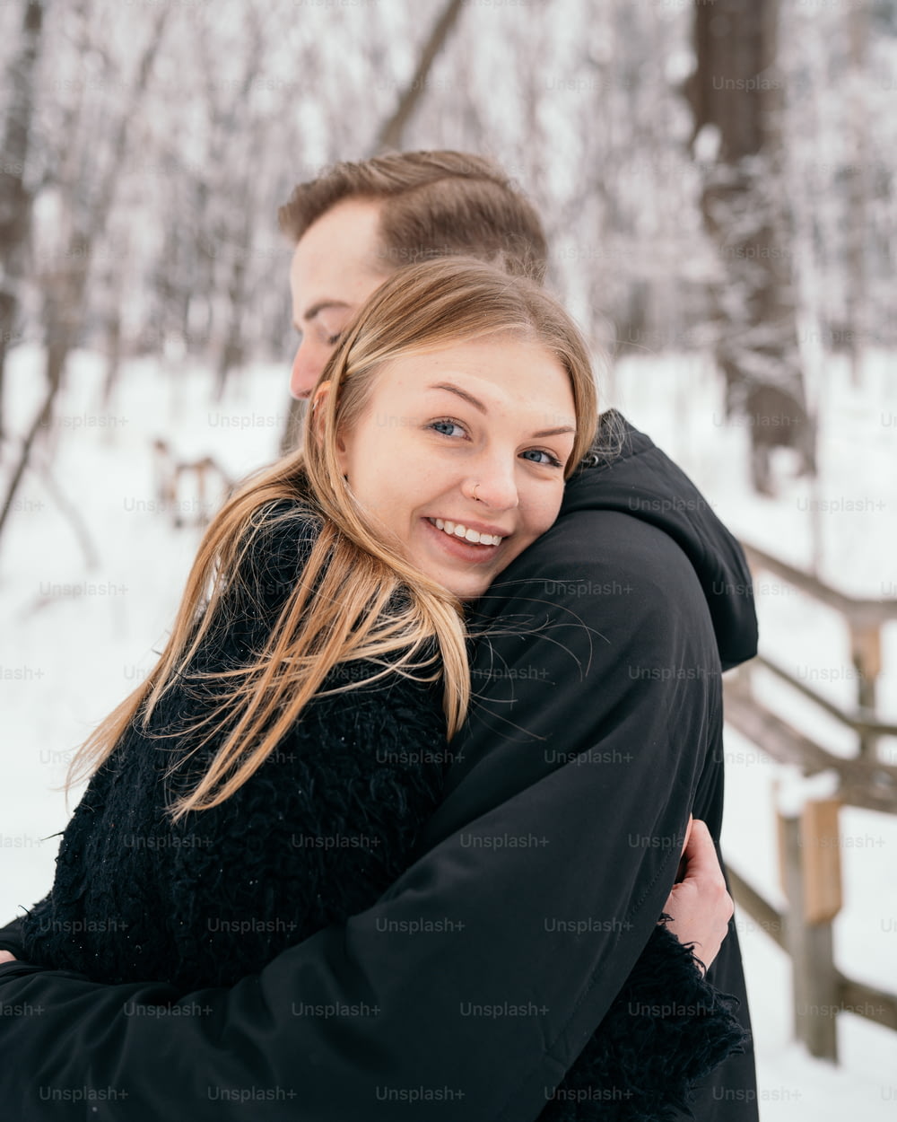 Un hombre abrazando a una mujer en la nieve