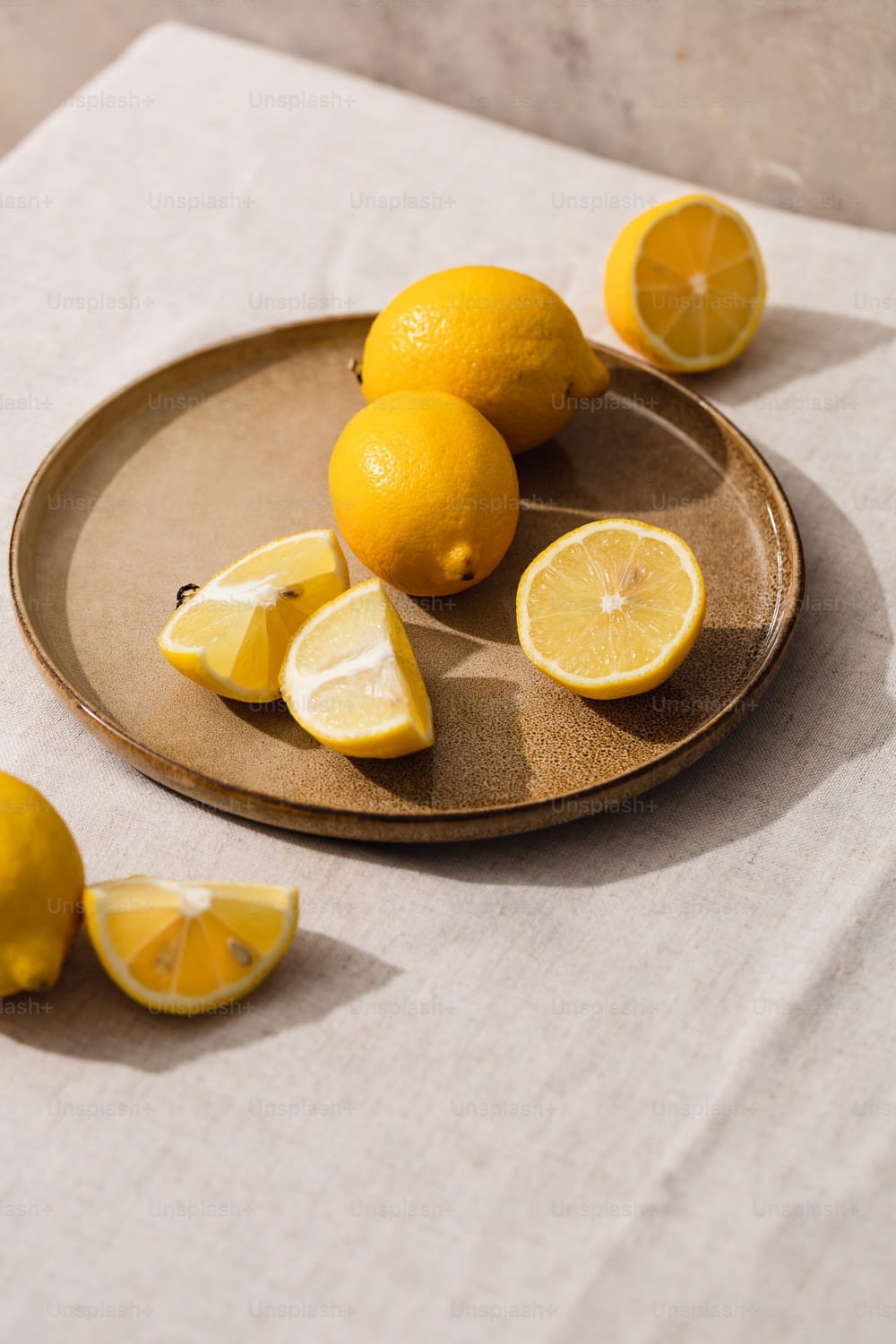 une assiette de citrons sur une table