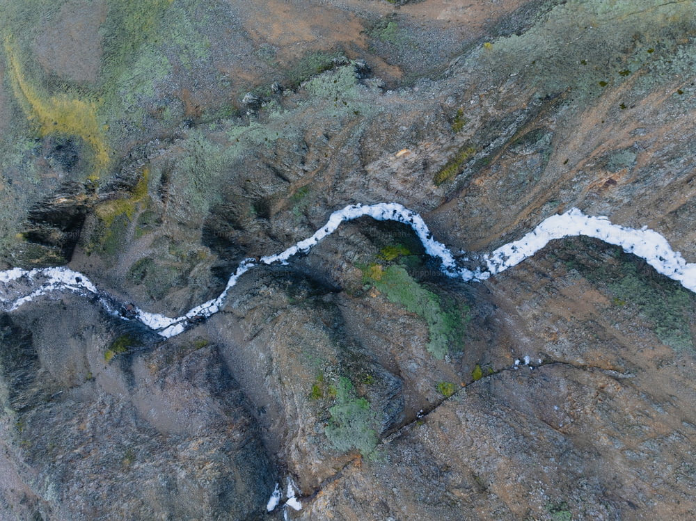 uma vista panorâmica de um rio que flui através de um vale
