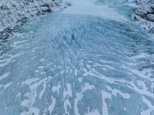 地面に雪が降った氷河の空撮