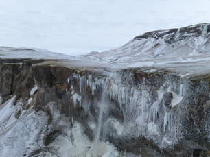 Ein sehr hoher Wasserfall mit Eis darauf