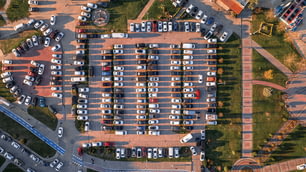 たくさんの駐車車でいっぱいの駐車場
