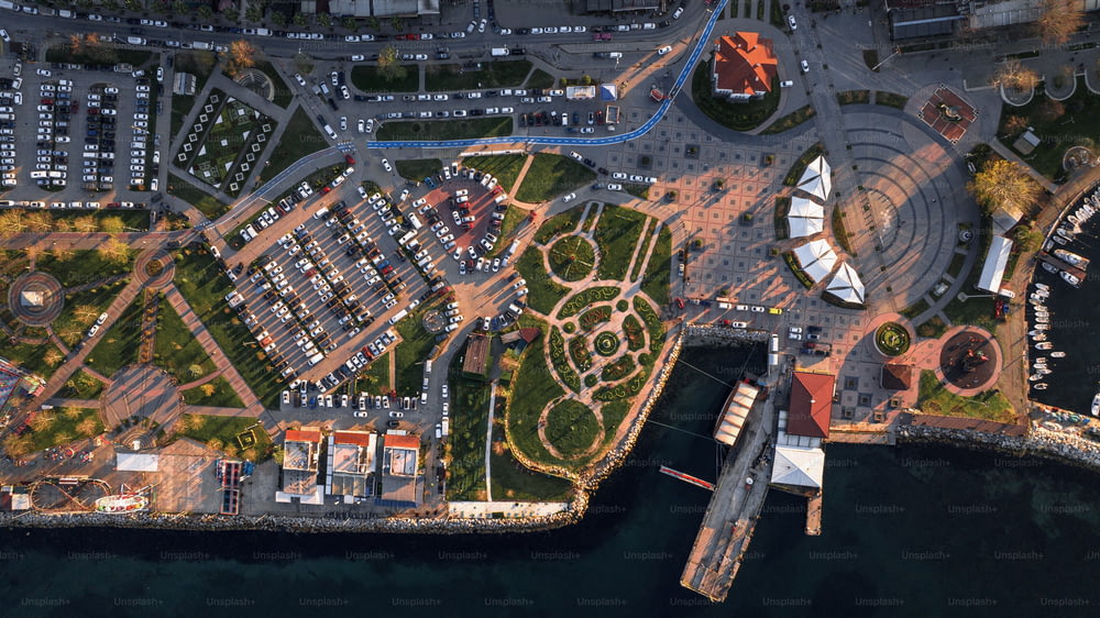 Luftaufnahme eines Yachthafens und einer Stadt