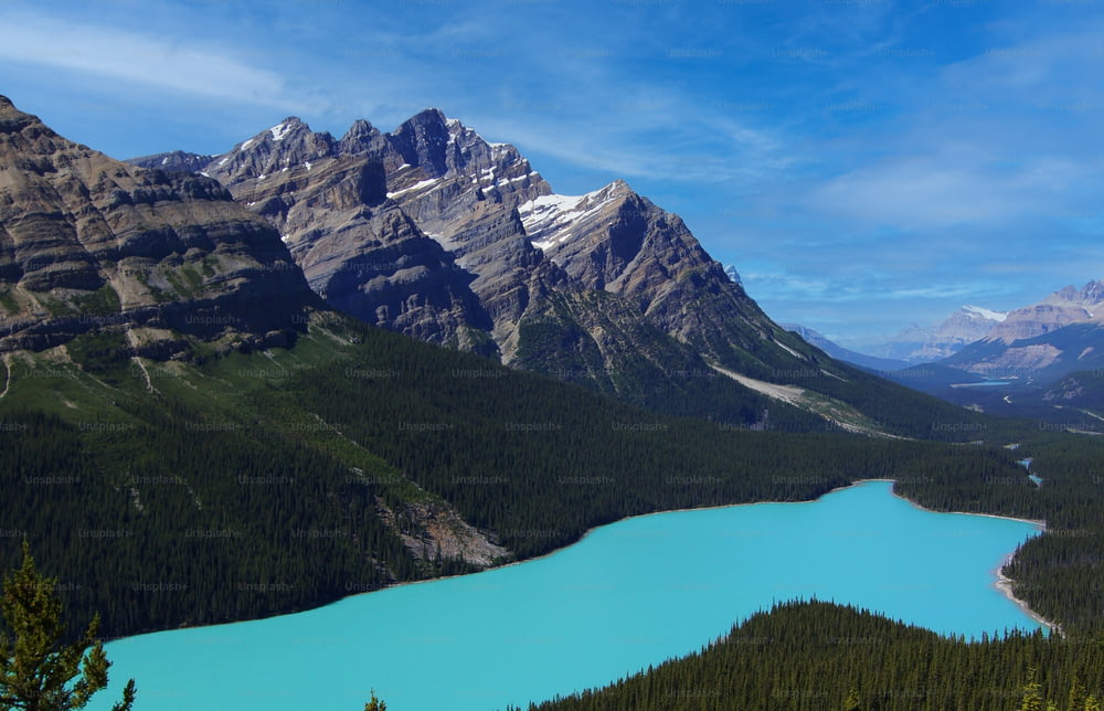 Un lac bleu entouré de montagnes sous un ciel bleu