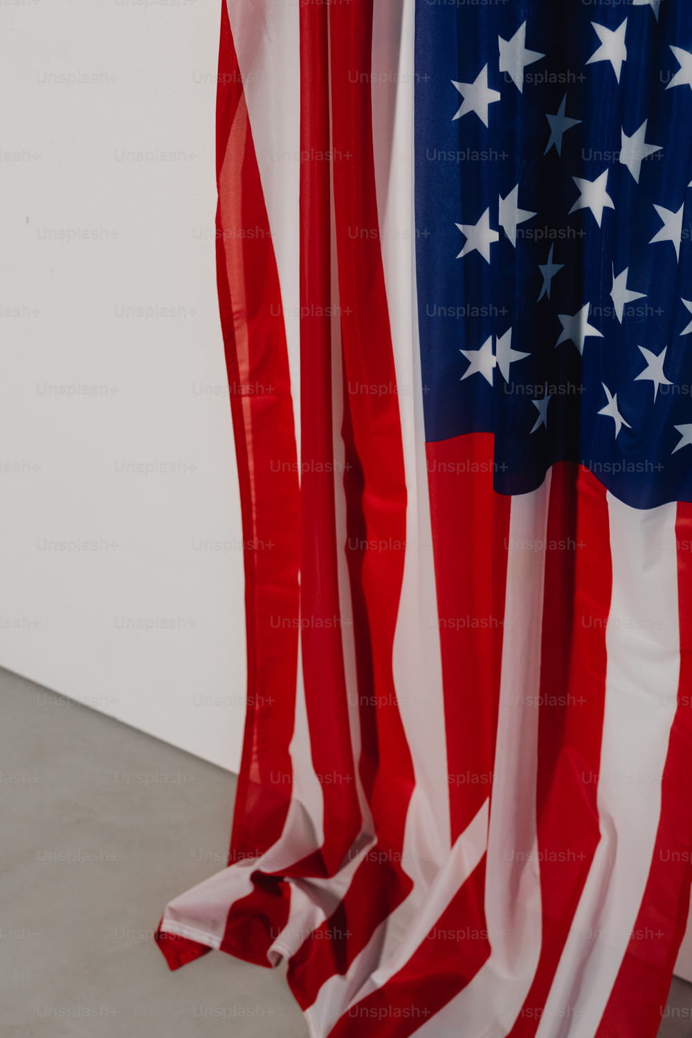 Eine rot-weiß-blaue amerikanische Flagge hängt an einer Wand