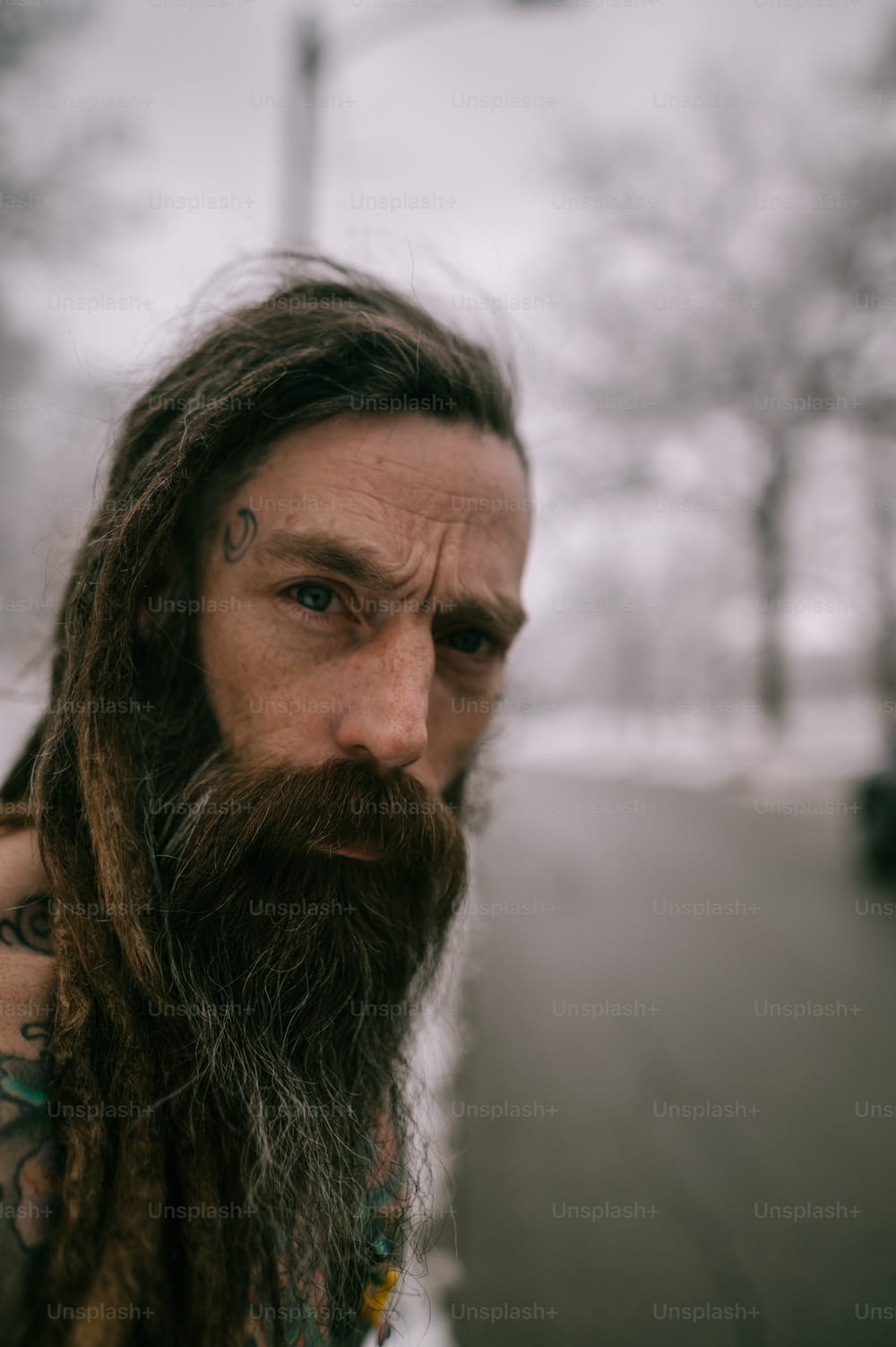 Un uomo con i capelli lunghi e la barba
