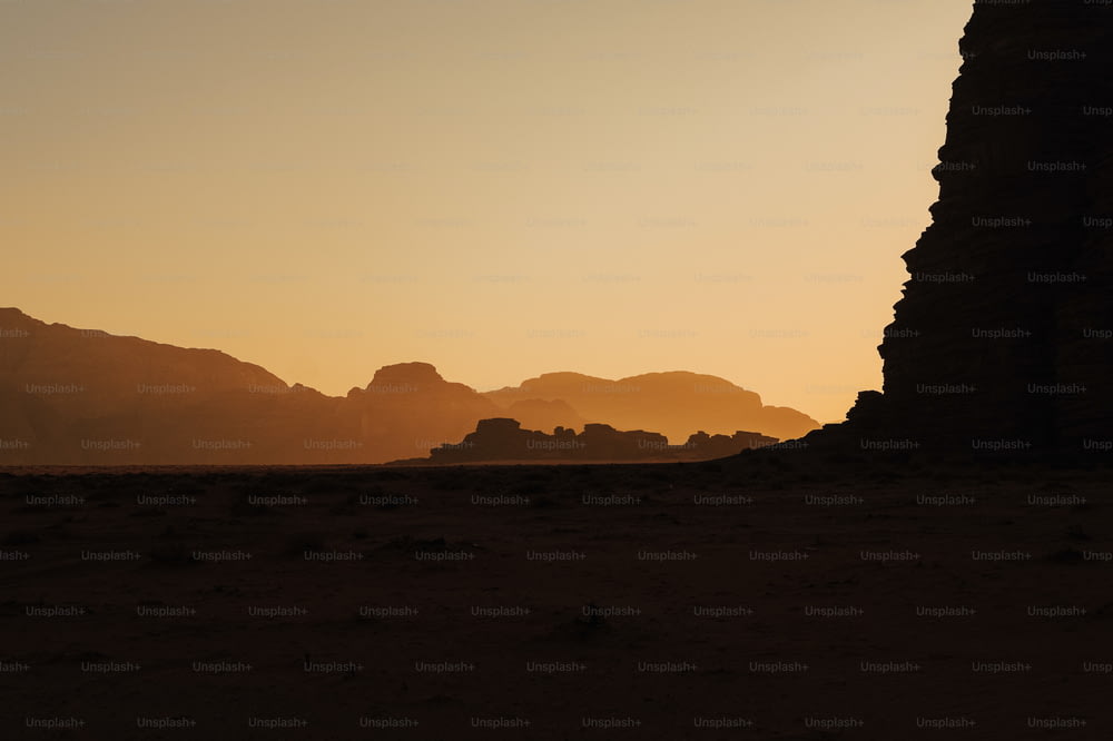 La silhouette d’une formation rocheuse dans le désert