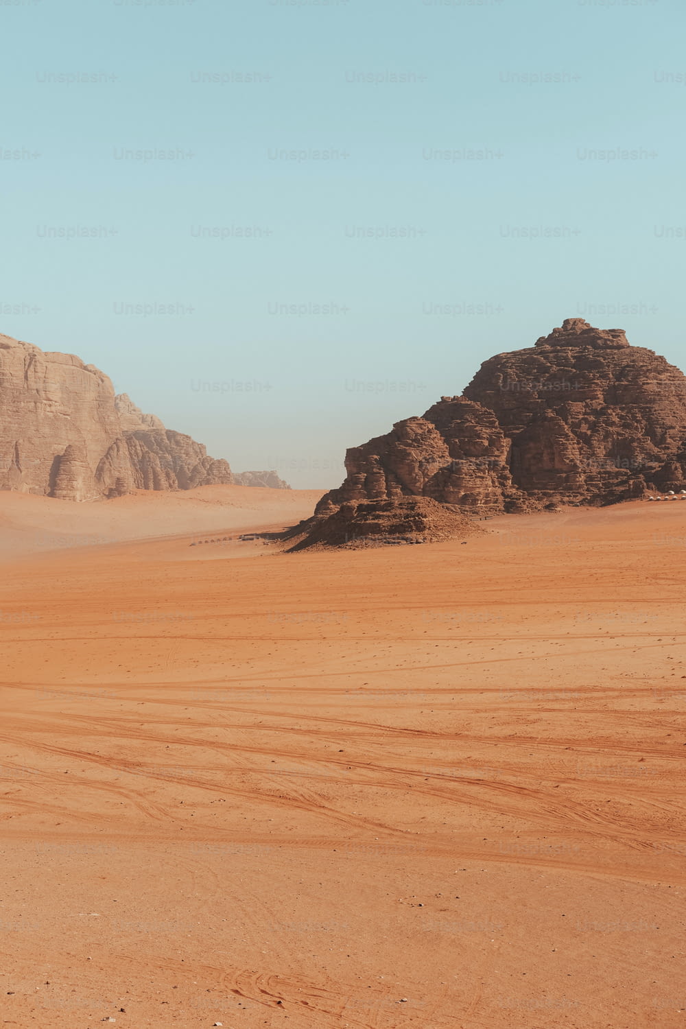 Un paysage désertique avec une montagne en arrière-plan