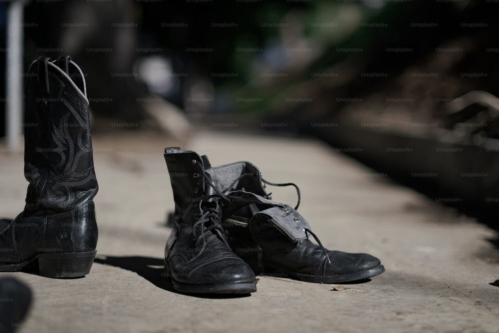 une paire de bottes noires assises sur un trottoir