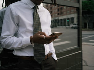 um homem usando uma gravata e usando um telefone celular
