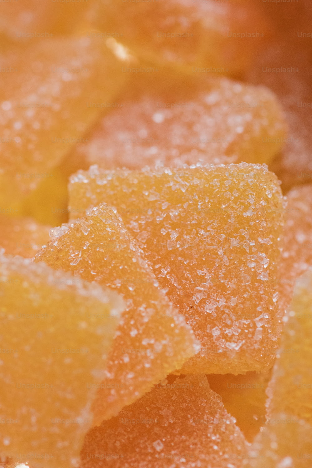 um close up de uma pilha de doces açucarados