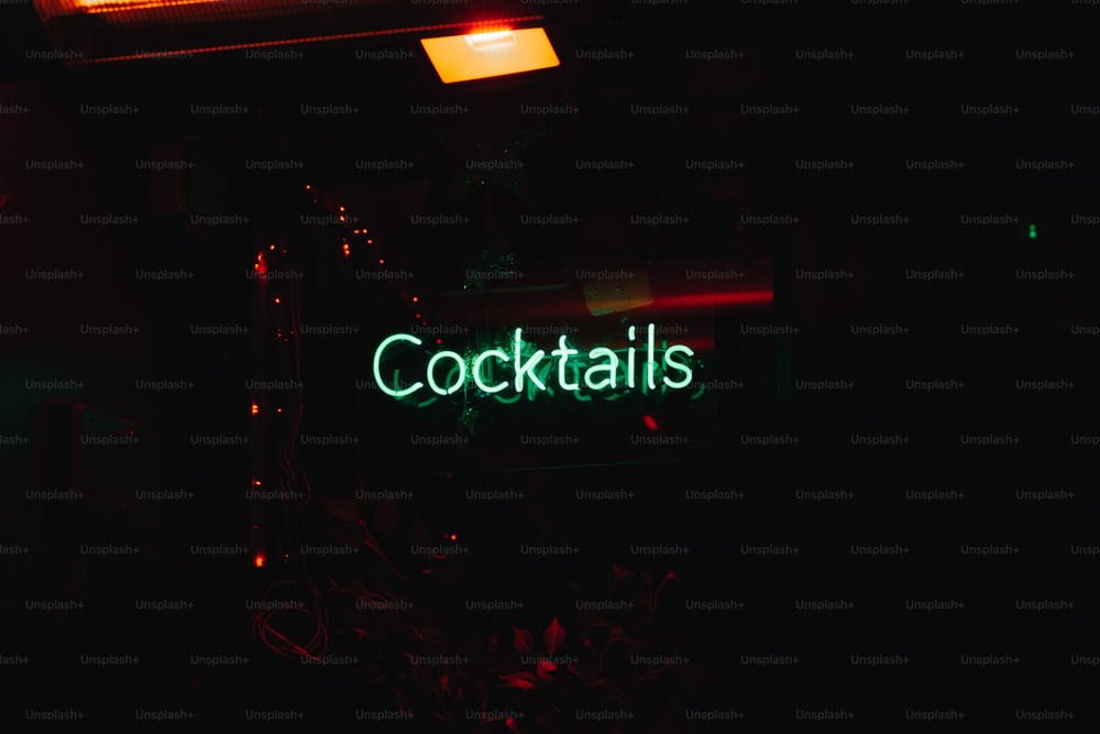 Une enseigne au néon qui lit des cocktails dans une pièce sombre