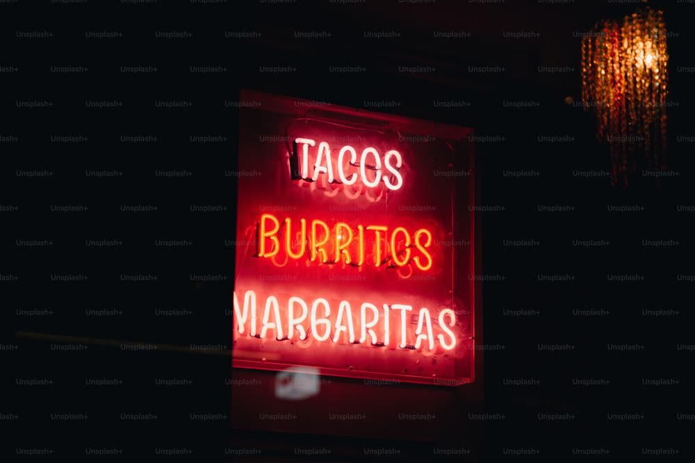 Eine Leuchtreklame mit der Aufschrift Tacos, Burritos, Margaritas